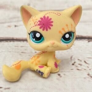 HASBRO Littlest Pet Shop #1231 Shorthair Cat Postcard Yellow Purple Flowers